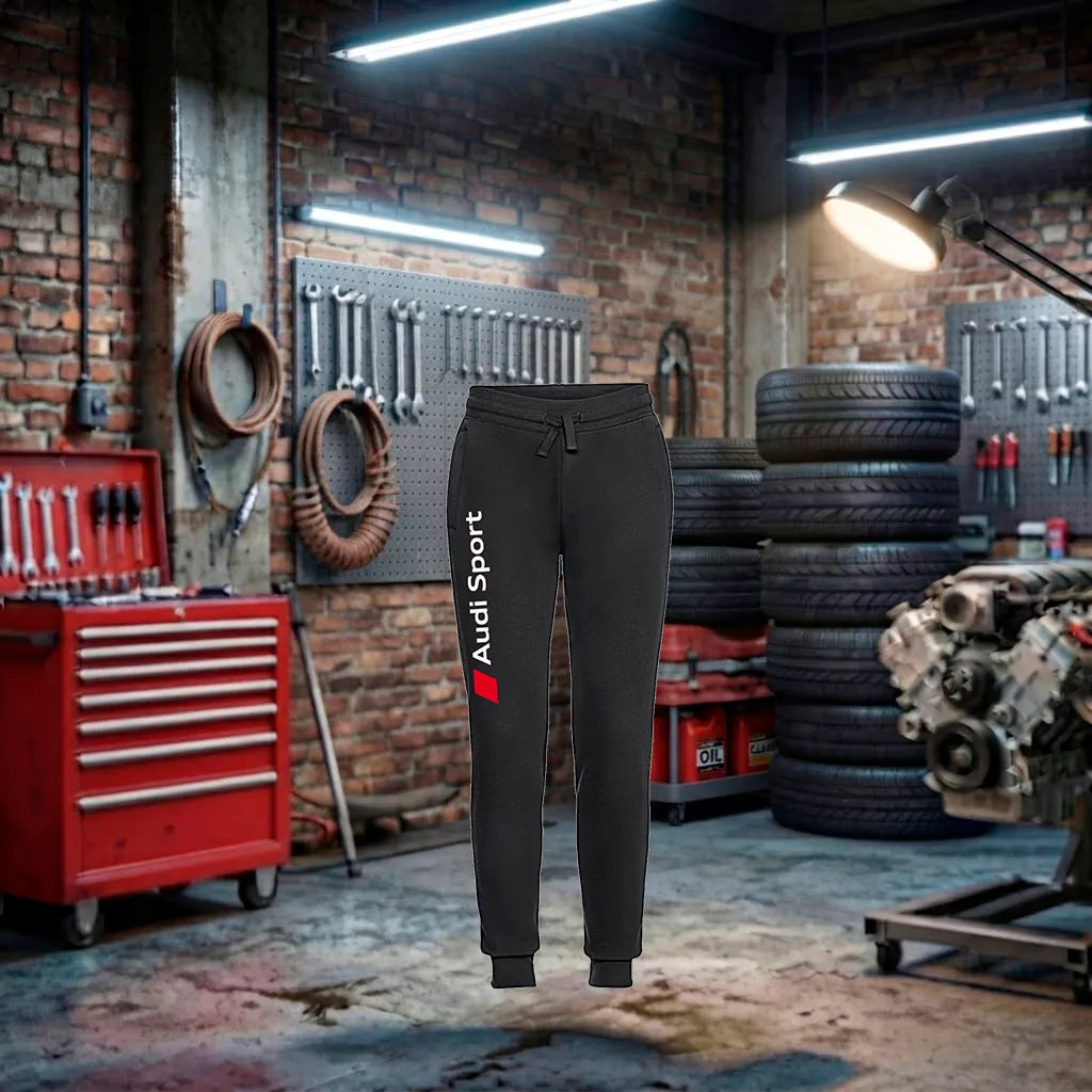Calças unissex Audi RS Performance Joggers pretas, feitas à mão, com detalhes de vestuário de carro esportivo.