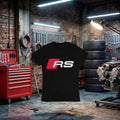 Camiseta unissex Audi RS Performance preta, feita à mão, com design esportivo e detalhes do logotipo Audi RS.