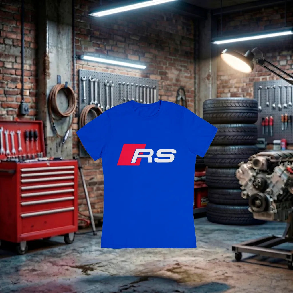 Camiseta unissex Audi RS Performance preta, feita à mão, com design esportivo e detalhes do logotipo da marca.