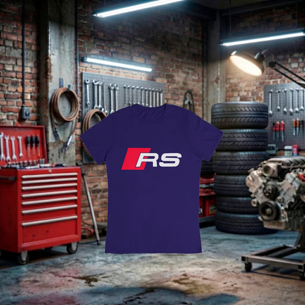Camiseta unissex Audi RS Performance azul escuro, feita à mão, com logotipo Audi RS, estilo casual e esportivo.