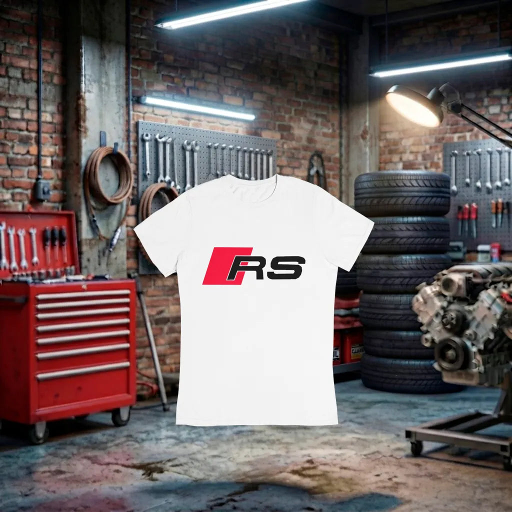 Camiseta unissex Audi RS Performance branca, feita à mão, com logotipo e detalhes esportivos, para entusiastas de carros.