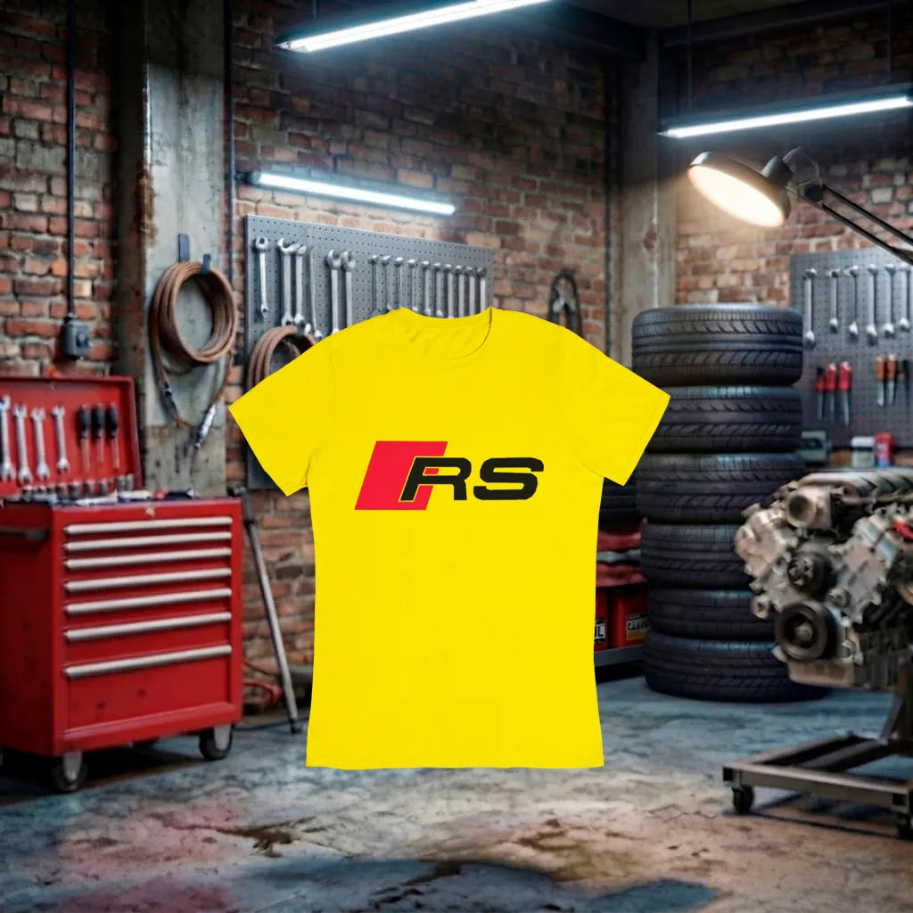 Camisa T-Shirt Audi RS Performance unissex amarela, com logo Audi e design esportivo, feita à mão para apaixonados por carros.