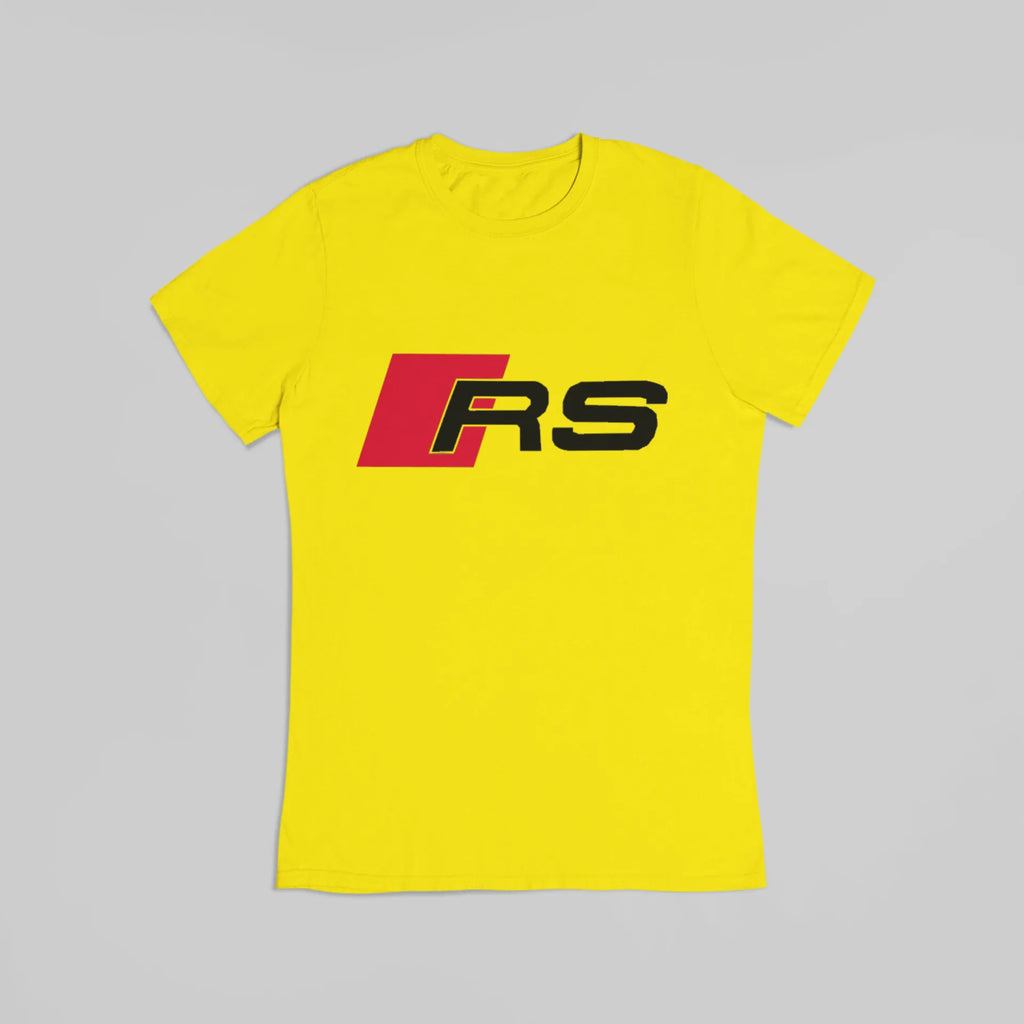 Camiseta unissex Audi RS Performance amarelo, feita à mão, com design esportivo e detalhes do carro na frente.
