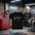 Camiseta preta Audi TT Performance unissex, feita à mão, com design que destaca o carro esportivo Audi.