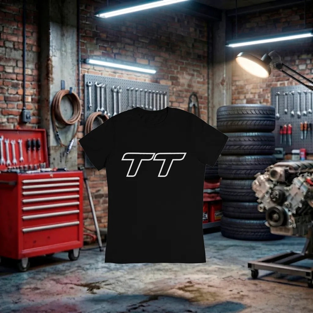 Camiseta preta Audi TT Performance unissex, feita à mão, com design que destaca o carro esportivo Audi.