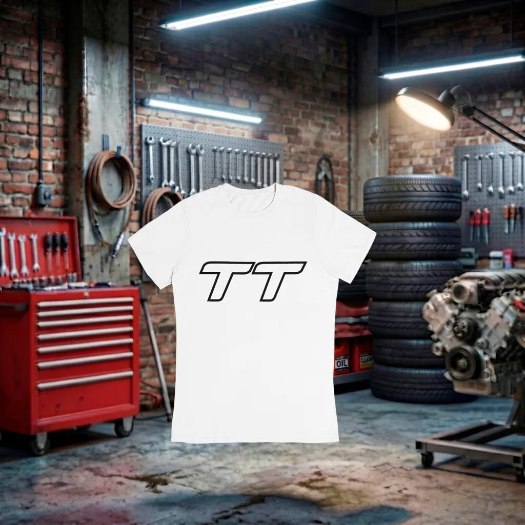 Camiseta unissex Audi TT Performance branca, feita à mão, com design inspirado na cultura automotiva, vista frontal.
