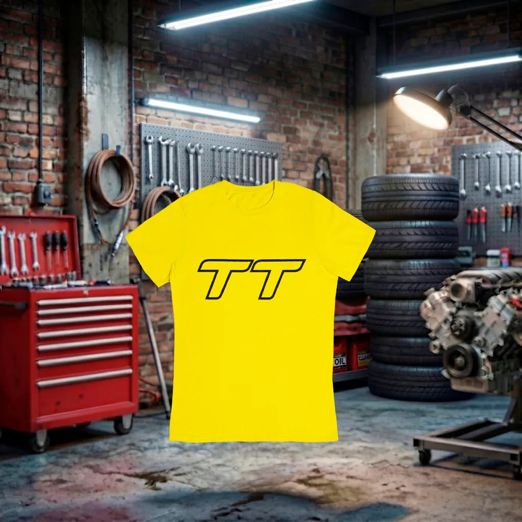 Camiseta unissex Audi TT Performance amarelo, feita à mão, com design inspirado na marca Audi e estilo esportivo.