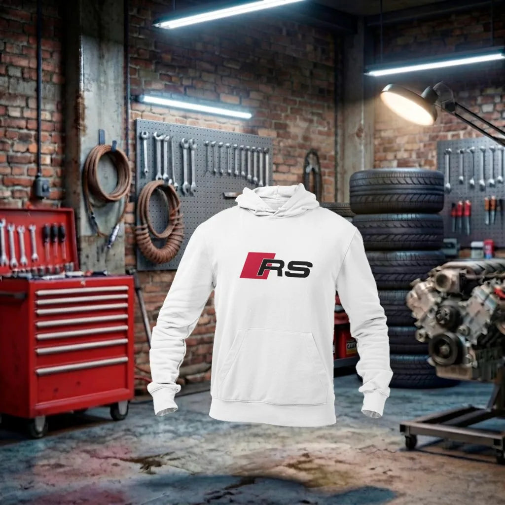 Moletom Audi Sport Performance unissex em vermelho e branco, com logotipo Audi, feito artesanalmente para entusiastas de carros esportivos.