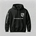 Moletom preto Porsche Legend Hoodie Unisex, com logo Porsche na frente, feito artesanalmente em estilo petrolhead.