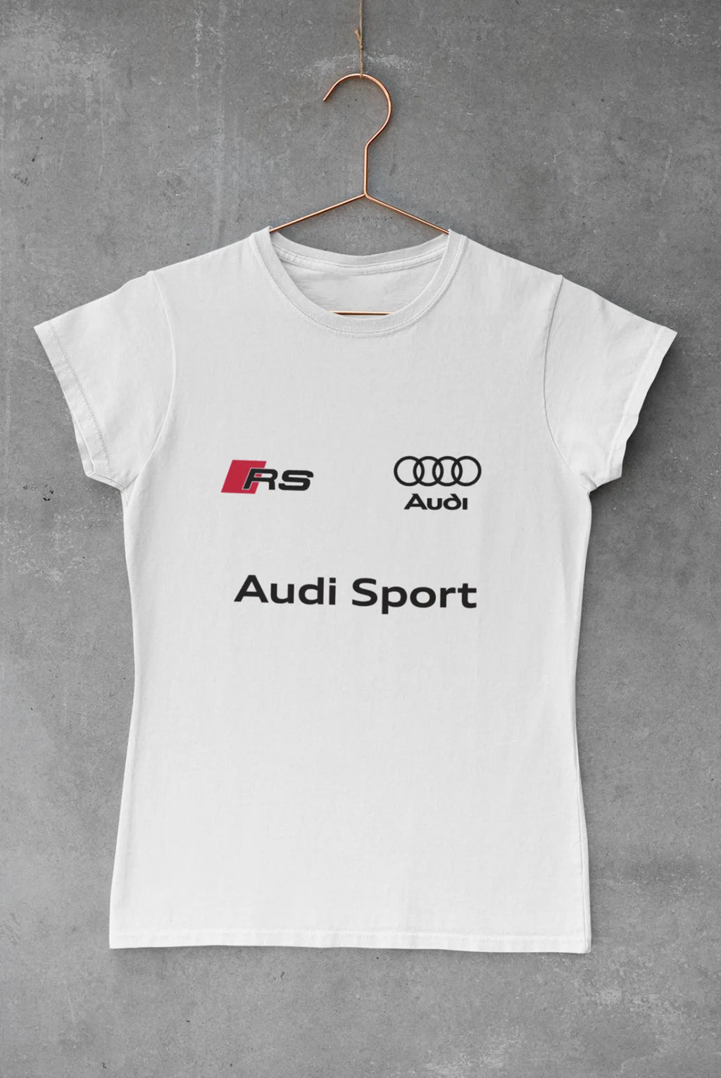 Camiseta branca Audi Sport Performance Lady, feita à mão, com logo Audi e detalhes esportivos para mulheres.