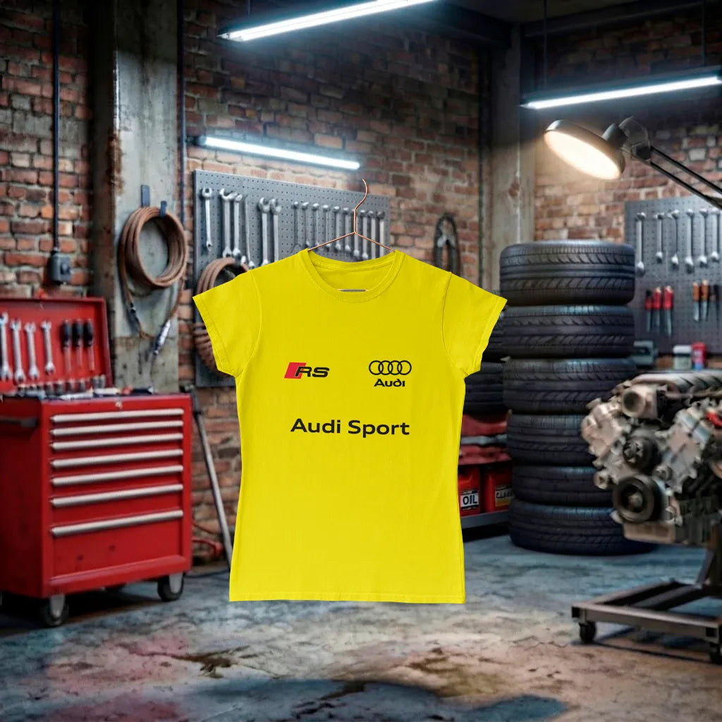Camiseta feminina Audi Sport Performance Lady amarela com detalhes em preto, feita artesanalmente para fãs de automobilismo.